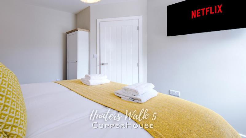 Chester City Centre apartments with parking - image 46