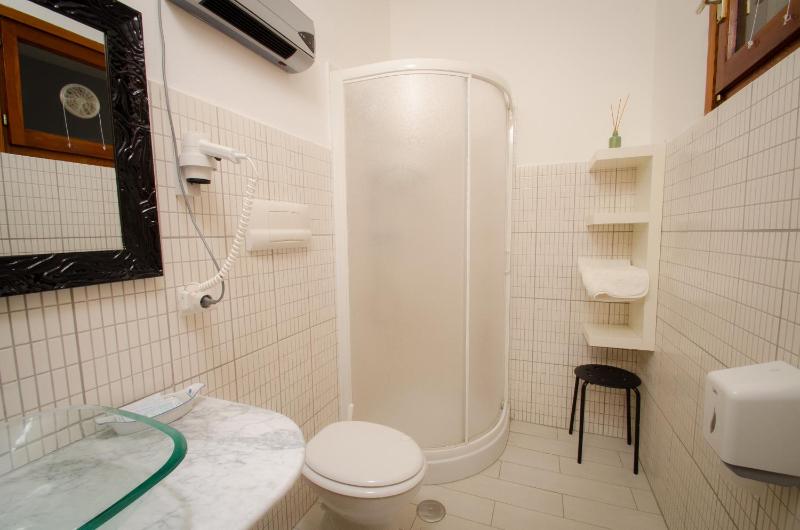 Triple Room with Bathroom image 3
