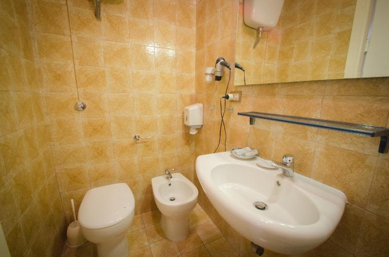 Triple Room with Bathroom image 2