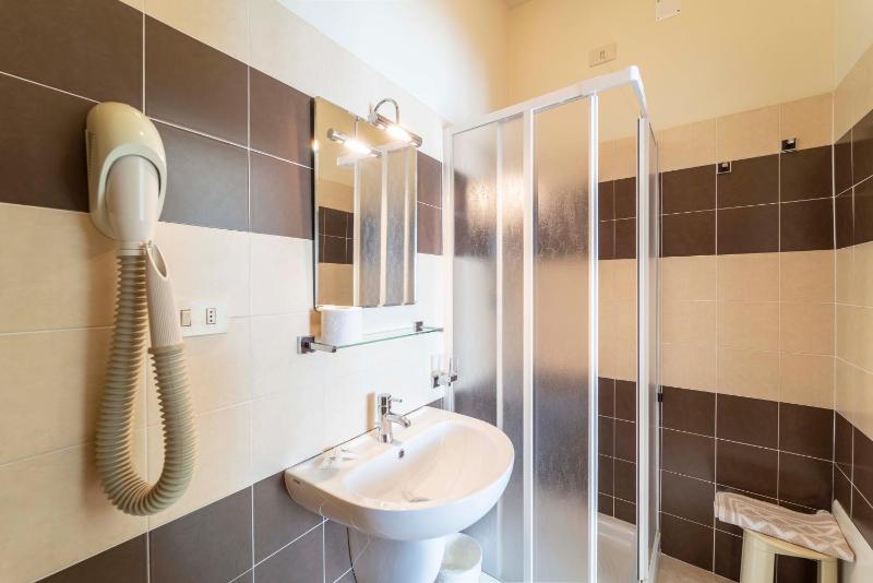 Double Room with Balcony and Partial Sea View image 4