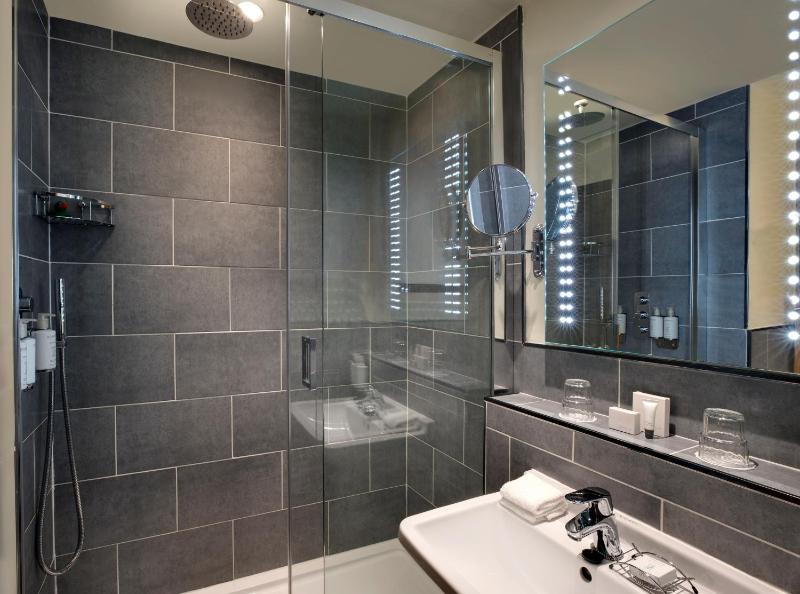 Superior Twin Room image 3