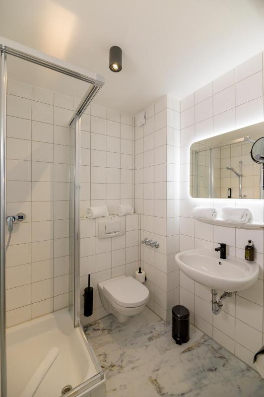 Double Room image 4