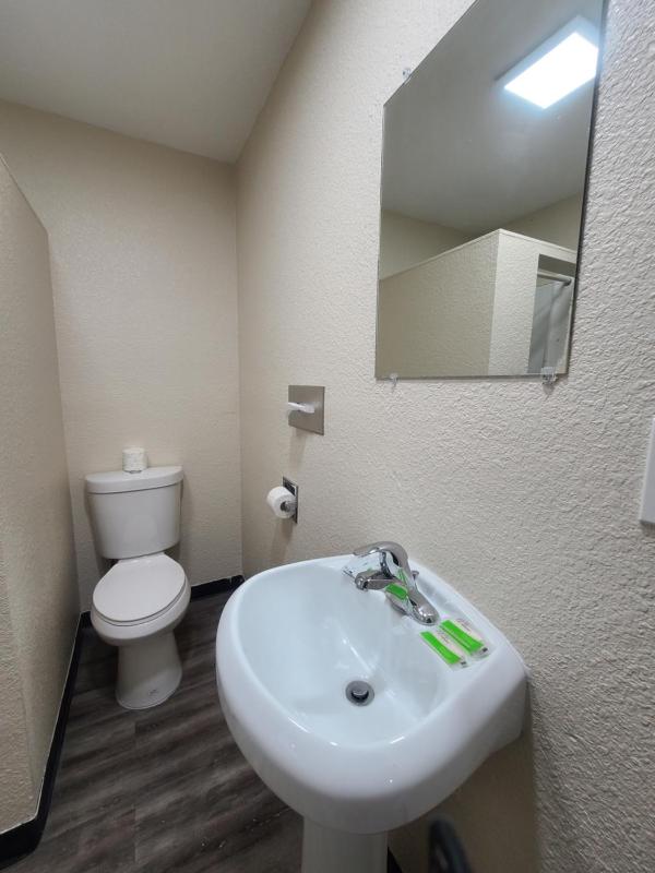 King Room - Non-Smoking image 3