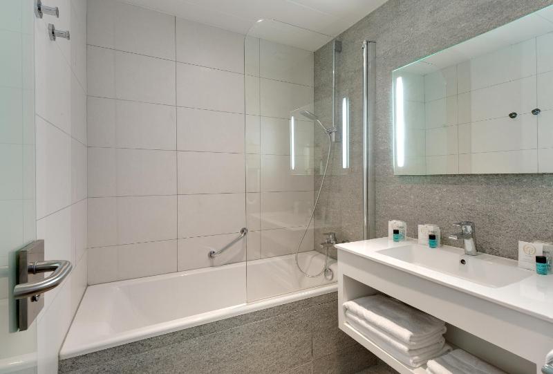 Twin Room image 3