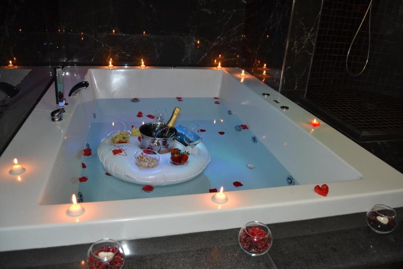 Deluxe Suite with Spa Bath image 3