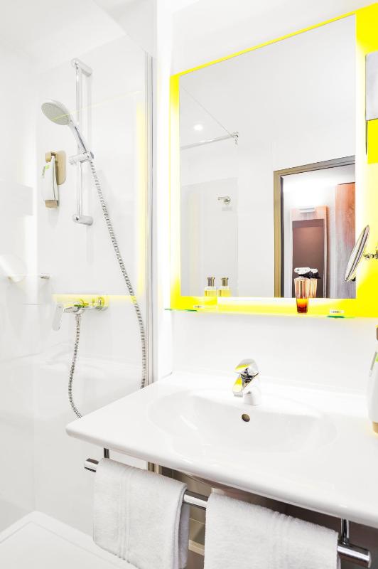 Standard Double Room image 3