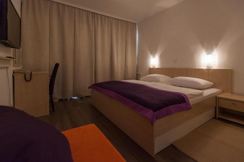 Standard Twin Room image 3