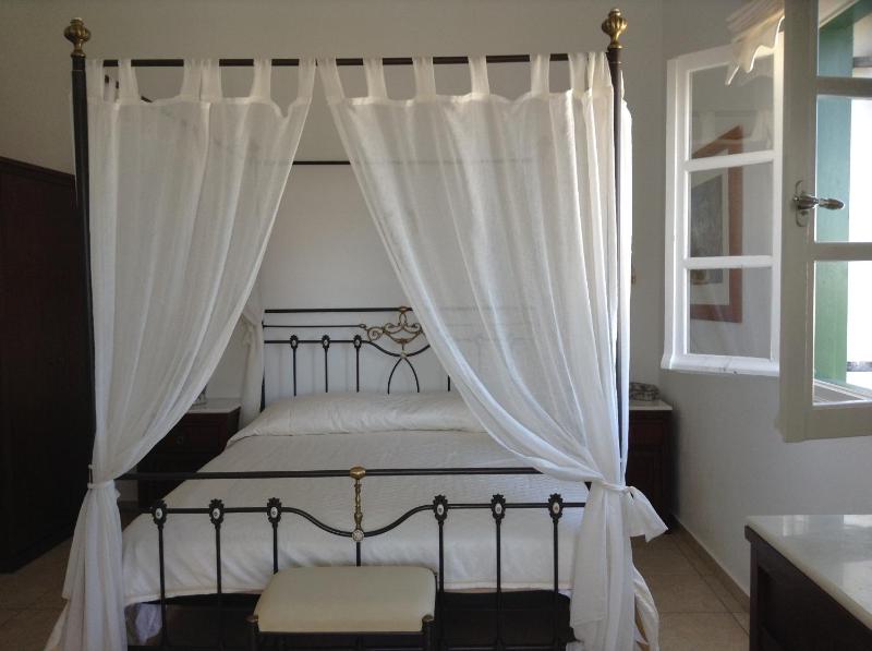 One Bedroom Suite with Spa Bath (2-4 Adults) image 4