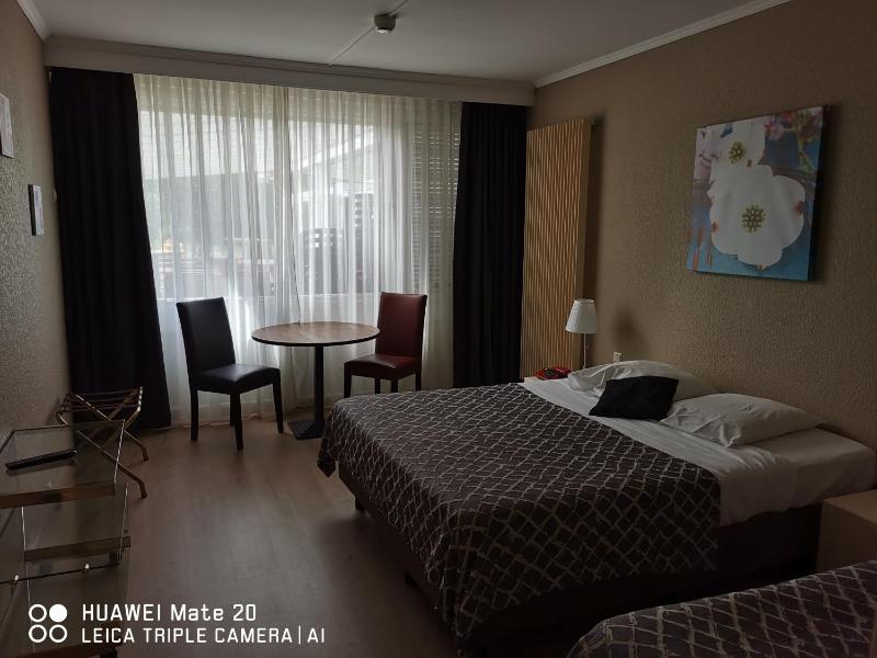 Standard Triple Room image 2