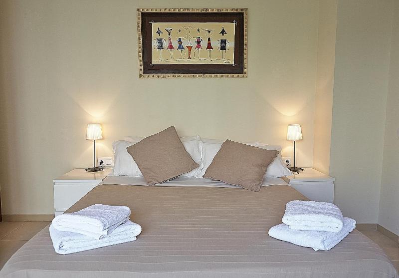Three-Bedroom Apartment (2-7 adults) image 2