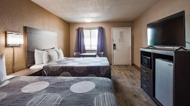 Queen Room with Two Queen Beds image 2