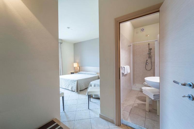 Triple Room with Balcony and Partial Sea View image 4