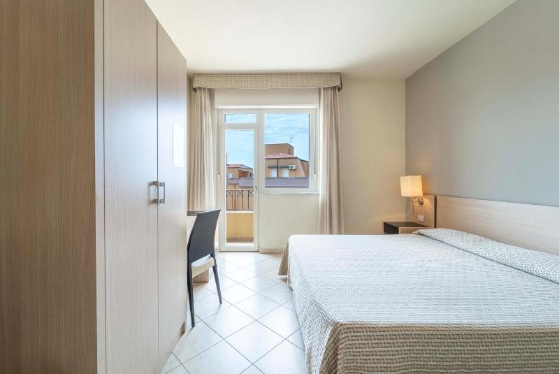Double Room with Balcony and Partial Sea View image 3