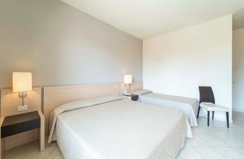 Triple Room with Balcony and Partial Sea View image 3