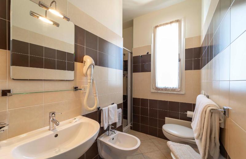 Double Room image 4