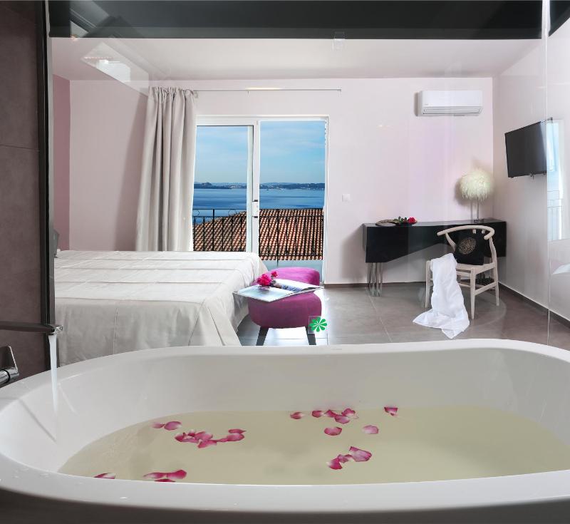 Superior Double or Twin Room with Sea View image 2