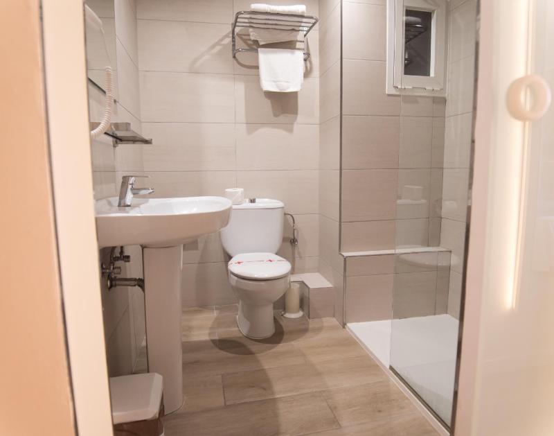 Twin Room image 3