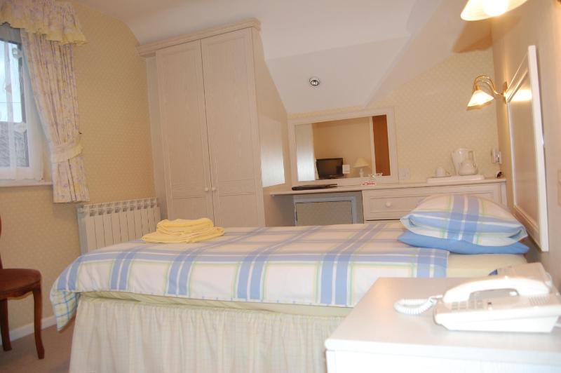 Standard Single Room with Shower image 2