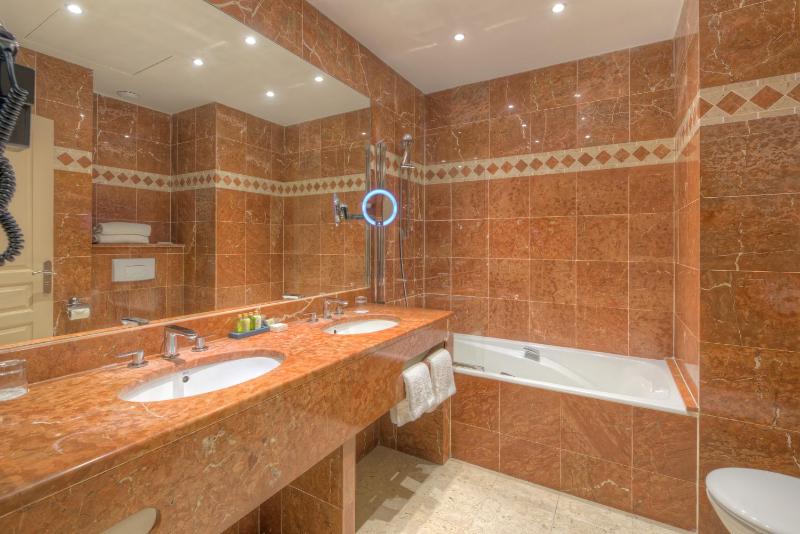 Superior Room with City View image 4