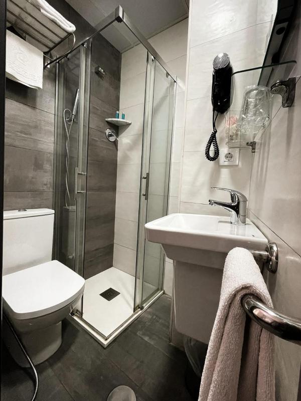 Double or Twin Room image 4
