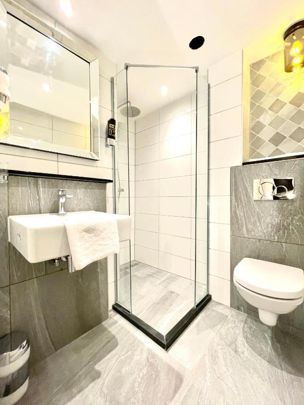 Hotel Oscar - image 7