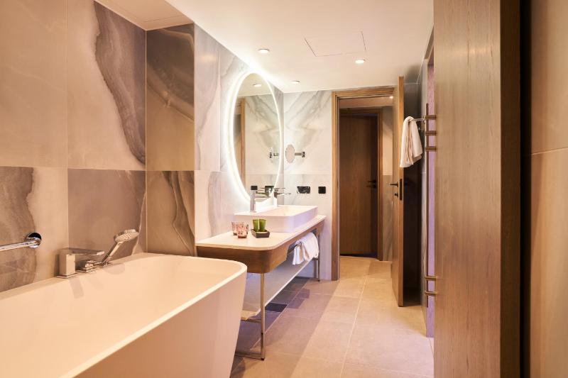 One-Bedroom Suite image 4