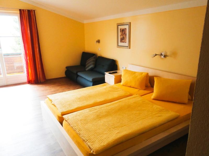 Double Room with Balcony image 2