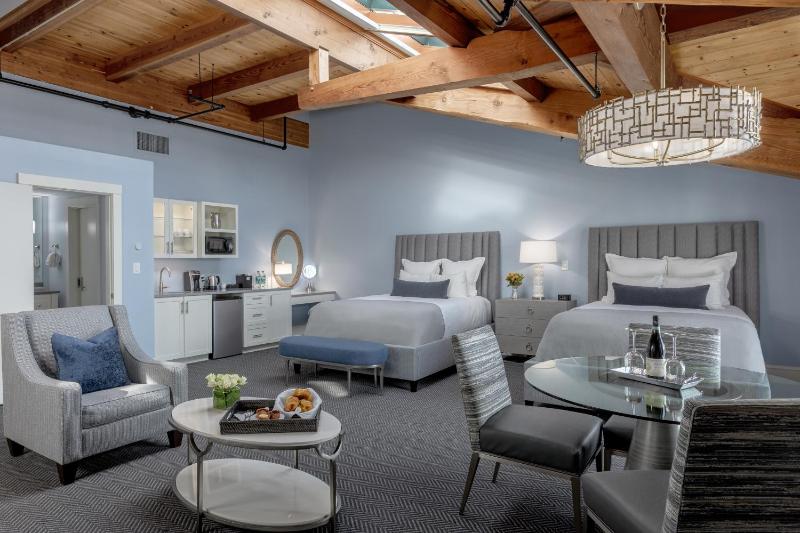 Deluxe Queen Room with Two Queen Beds and Pull Out Sofa image 2