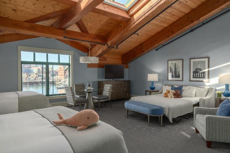 Deluxe Queen Room with Two Queen Beds and Pull Out Sofa image 3