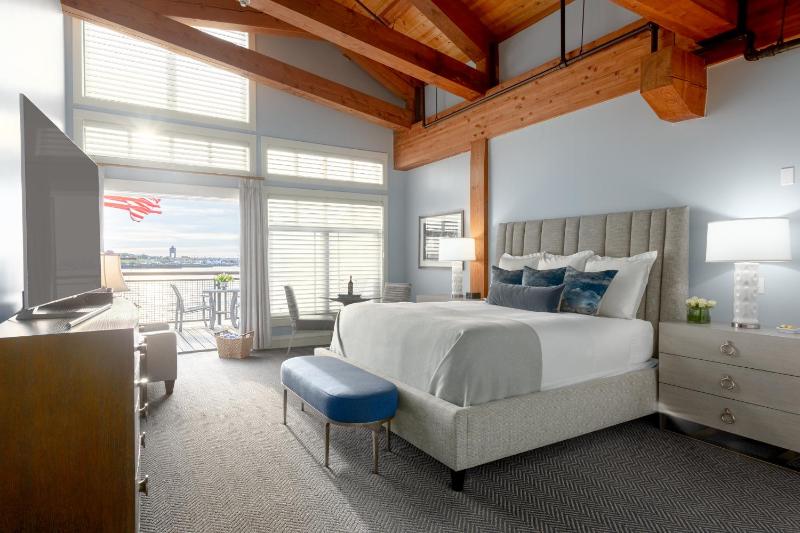 Superior King Room with Balcony image 2