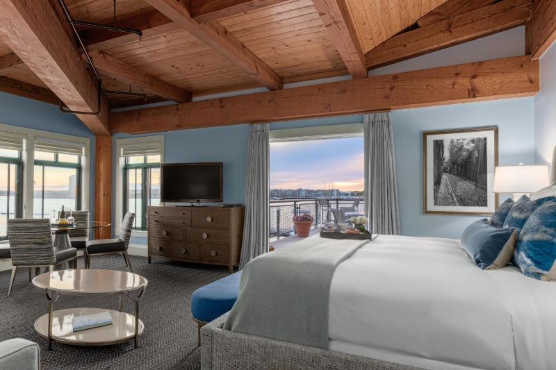 Deluxe King Room with Balcony image 3
