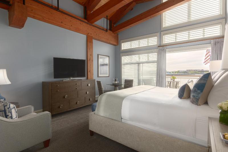 Superior King Room with Balcony image 3