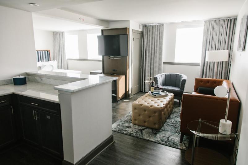 King Deluxe Suite image 2