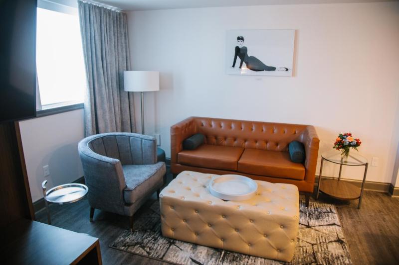 Queen Deluxe Accessible Suite image 3