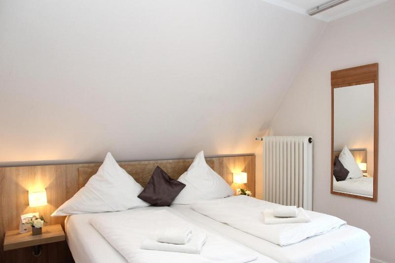 Double Room with Balcony and Lake View image 3