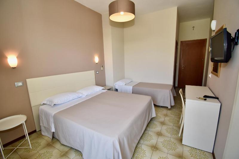 Economy Triple Room image 1