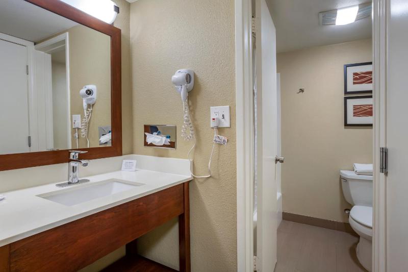Standard Room, 1 Queen Bed, Non Smoking image 2