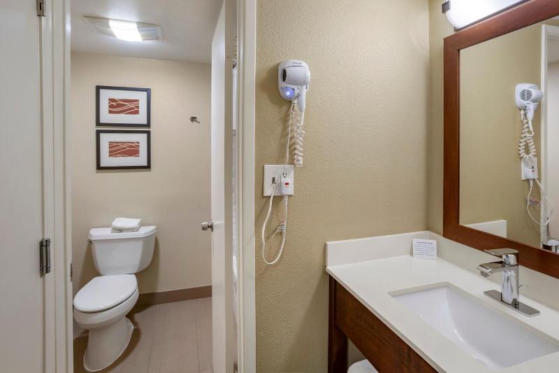 Deluxe Room, Two Queen Beds, Non Smoking image 2