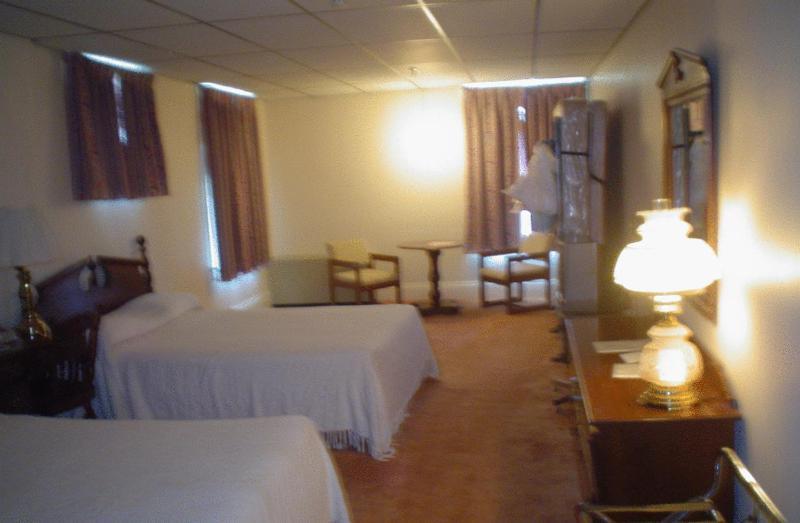 Queen Room with Two Queen Beds image 2