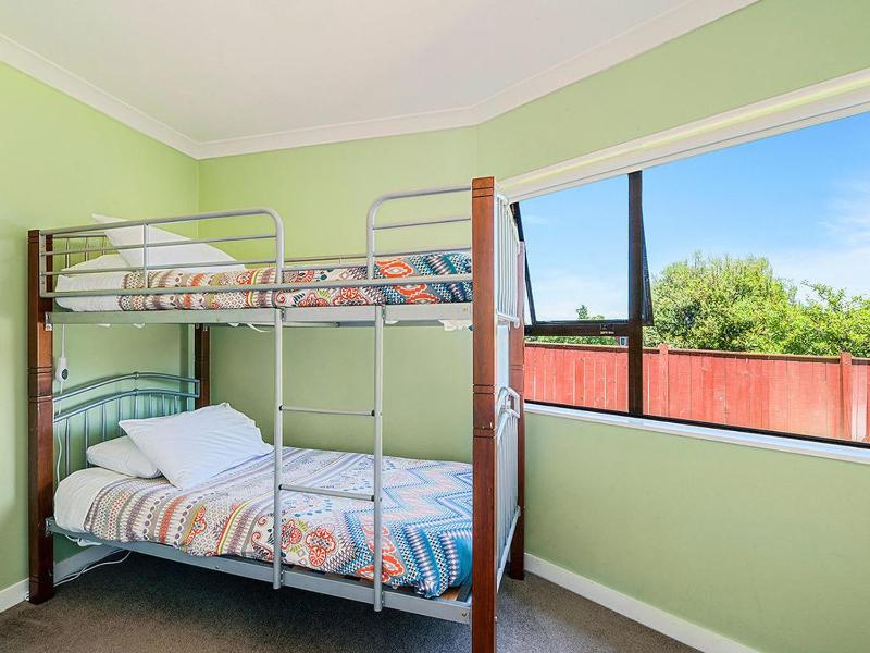 Acacia Bay Getaway - Lake Taupo Holiday Home - image 9