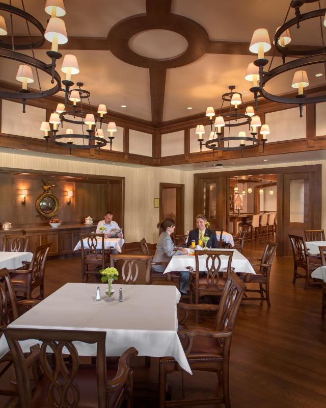 Deluxe King Room image 3