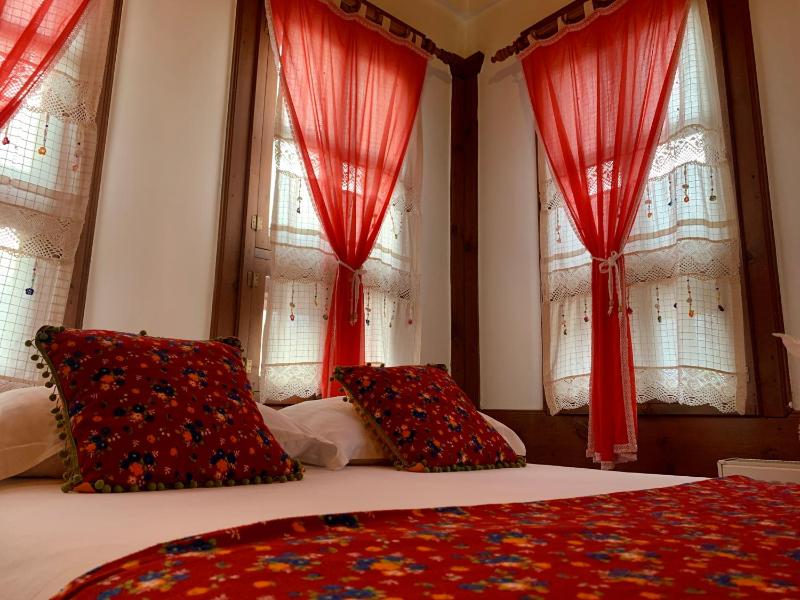 Classic Quadruple Room image 3