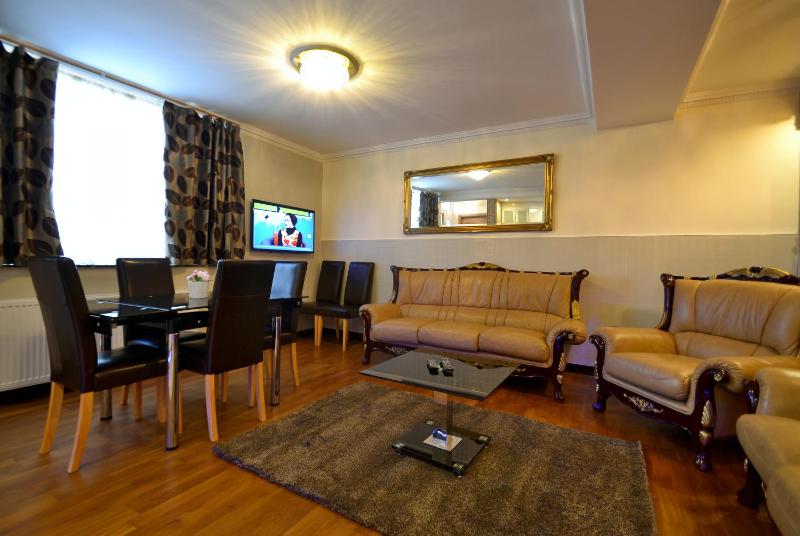 Superior Three-Bedroom Apartment image 2