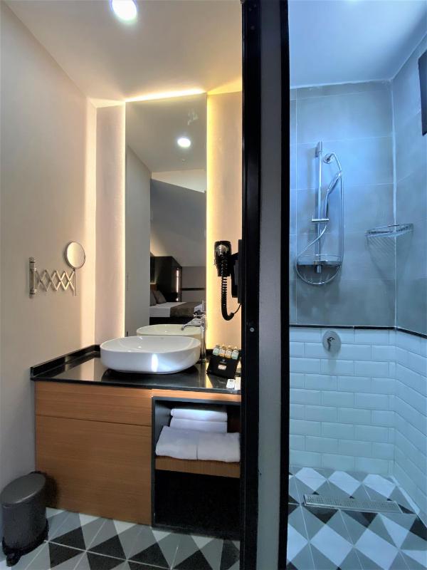 Queen Room with Spa Bath image 2