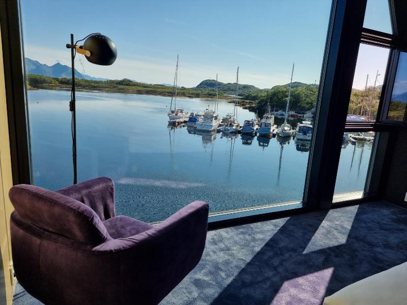 Deluxe Double Room with Sea View image 3