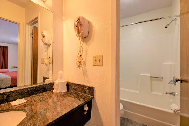 Quadruple Room - Non-Smoking image 2