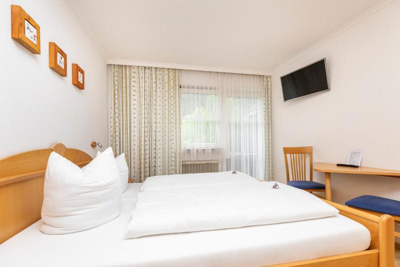 Eight-Bedroom House image 4