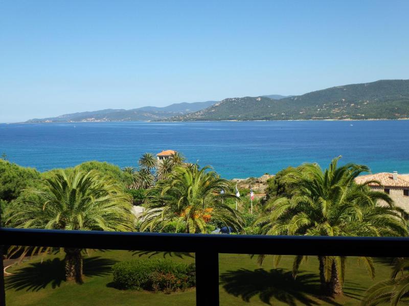 One-Bedroom Apartment with Sea View (2 Adults+2 Children) image 3