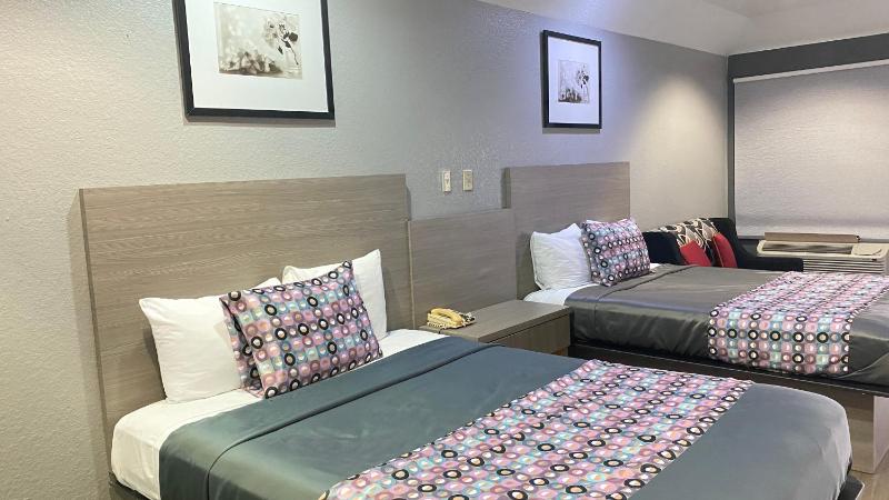 Island Suites Hobby Airport - image 26