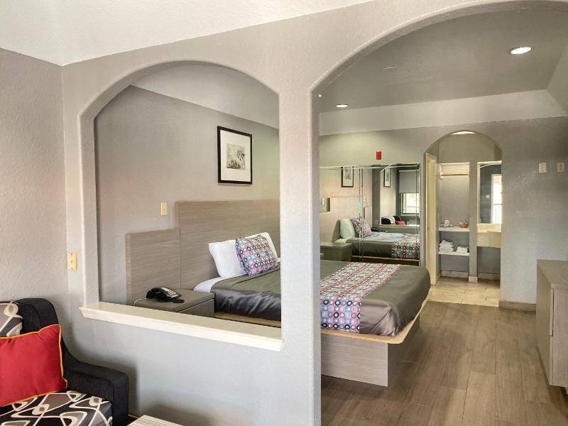 Island Suites Hobby Airport - image 40